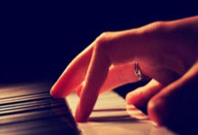 记者:阿方索伤退后右膝敷着冰袋,球员自称情况良好.